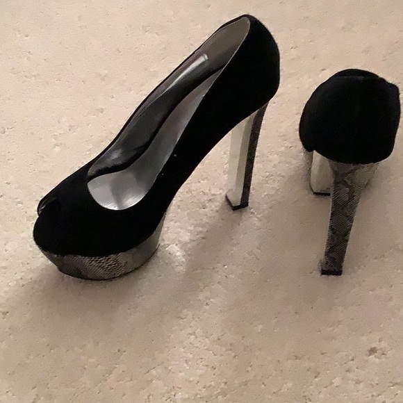 Black suede high heel w/ snake skin heel - Picture 3 of 4